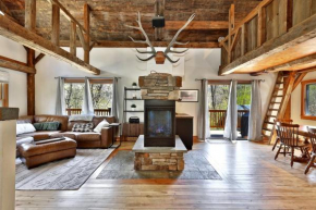 Wobbly Cabin - 2 Bedroom - Charming Ski Home - Fireplace - WiFi - Close to Resort